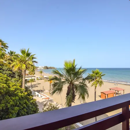 Excelente Piso Sobre El Mar Con Garaje Estepona